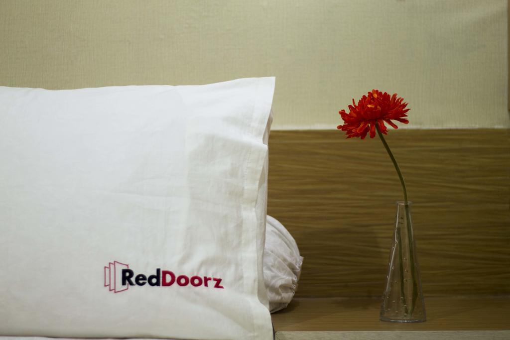 Hotel Reddoorz Near Tegalega Park à Bandung Extérieur photo